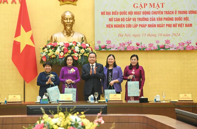 El presidente de la Asamblea Nacional de Vietnam, Tran Thanh Man, y las delegadas en la cita. (Foto: Nhan Dan)