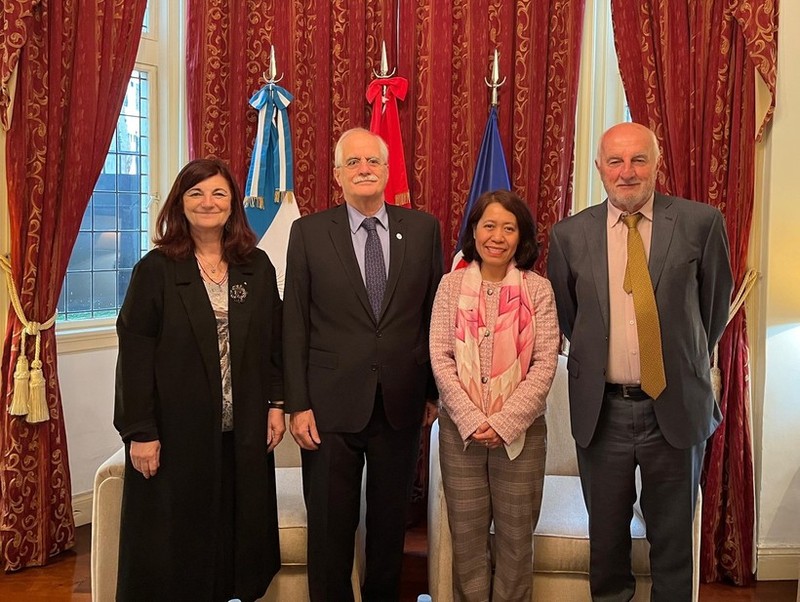 La embajadora vietnamita en Argentina, Ngo Minh Nguyet, recibe a Jorge Taiana, a cargo de los relaciones internacionales del Partido Justicialista argentino, excanciller y exministro de Defensa. (Foto: VNA)