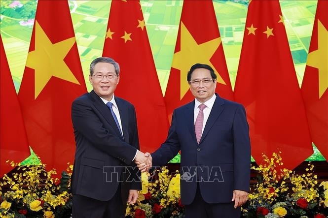 El primer ministro vietnamita, Pham Minh Chinh, y su homólogo chino, Li Qiang. (Foto: VNA)