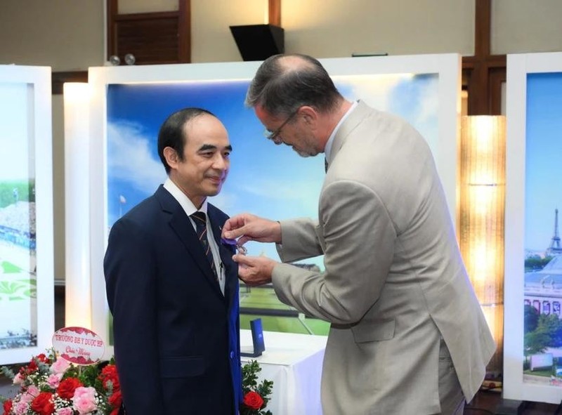 El embajador de Francia en Vietnam, Olivier Brochet otorga al profesor y doctor Nguyen Huu Tu, Rector de la Universidad Médica de Hanoi, la "Medalla de la Palma Académica". (Foto: vietnamplus.vn)