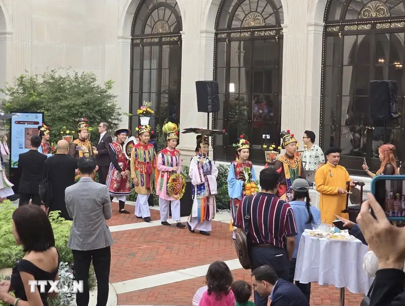 La actuación de trajes imperiales de la dinastía Nguyen (1802-1945) en el evento (Foto: VNA)