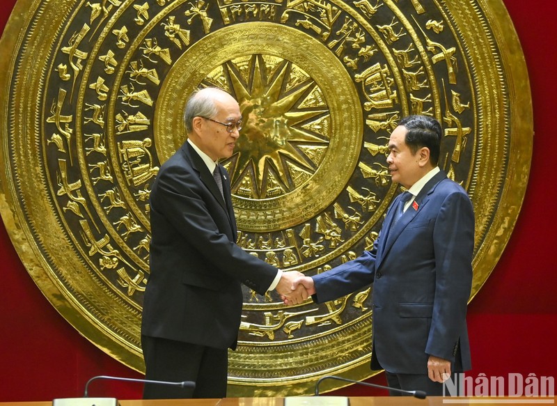 El presidente de la Asamblea Nacional de Vietnam, Tran Thanh Man (derecha) y el presidente del Tribunal Popular Supremo de China, Zhang Jun. (Foto: Nhan Dan)