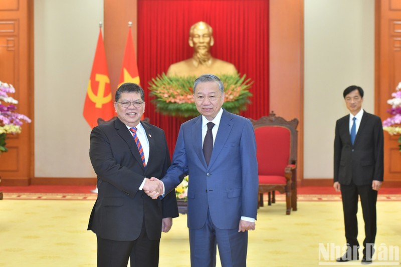 El secretario general del Partido Comunista de Vietnam, To Lam (derecha), recibe al presidente de la Cámara de Representantes de Malasia, Tan Sri Dato' Johari bin Abdul. (Foto: Nhan Dan)