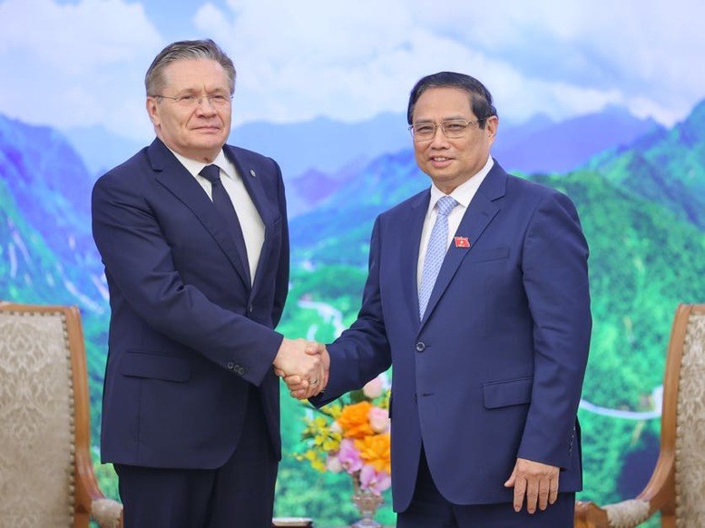 El primer ministro de Vietnam, Pham Minh Chinh, y Alexey Likhachev, director general de la Corporación Estatal de Energía Atómica rusa (Rosatom) (Foto: baochinhphu.vn)