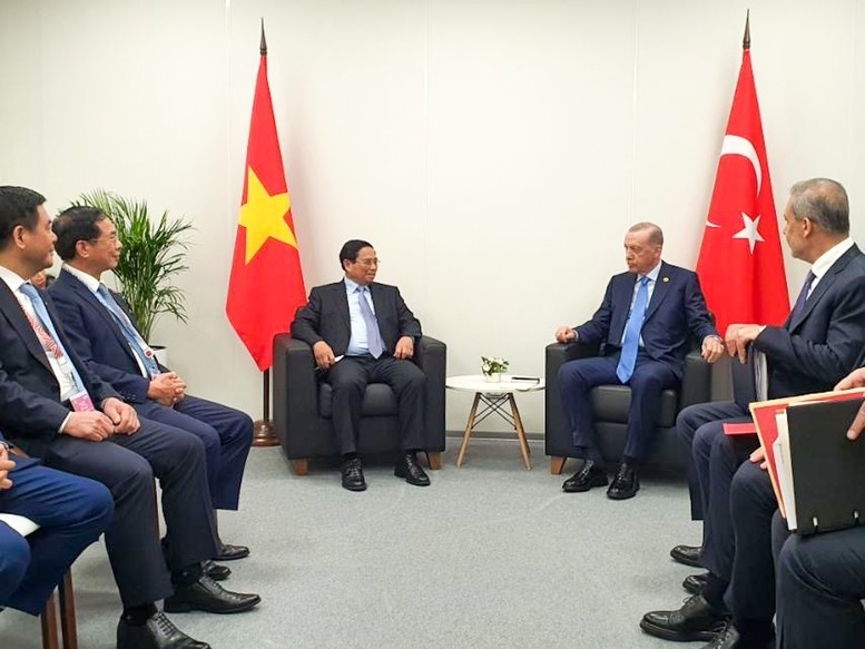 El primer ministro vietnamita, Pham Minh Chinh, se reunió con el presidente de Turquía, Recep Tayyip Erdogan, en el marco de su viaje a Rusia para asistir a la Cumbre del grupo ampliado de BRICS en la ciudad rusa de Kazán (Foto: VNA)