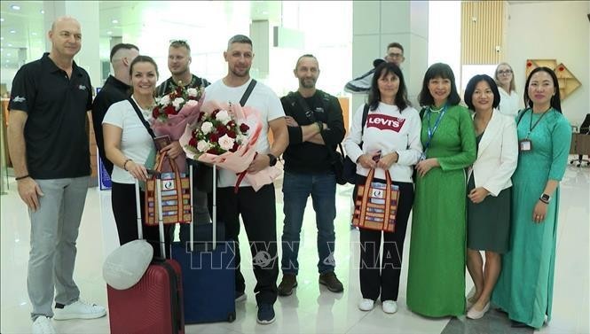 Turistas checos se toman fotografías de recuerdo con gerentes del Centro de Promoción de Inversión, Comercio y Turismo de Kien Giang. (Foto:VNA)