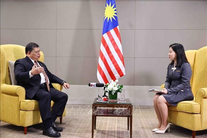 El presidente de la Cámara de Representantes de Malasia, Tan Sri Dato' Johari Bin Abdul (i), concede una entrevista exclusiva a la Agencia Vietnamita de Noticias (VNA). (Foto: VNA)