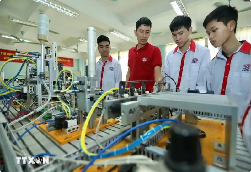 Presentan modelos de automatización a los estudiantes (Foto: VNA)