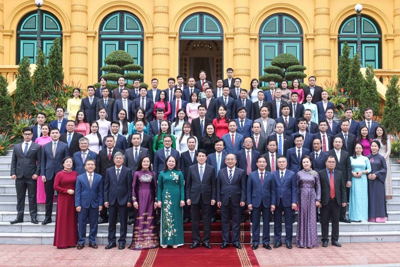 El presidente de Vietnam, Luong Cuong, sostuvo hoy en Hanoi un encuentro con líderes, funcionarios y trabajadores de la Oficina Presidencial (Foto: Nhan Dan)