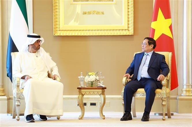 El primer ministro de Vietnam, Pham Minh Chinh, y el titular de Industria y Tecnología Avanzada de EAU, Sultan bin Ahmed Al Jaber. (Foto: VNA)