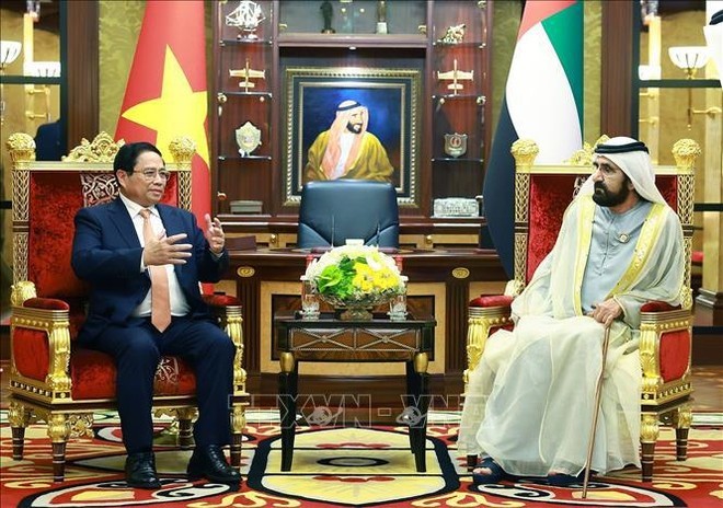 El primer ministro de Vietnam, Pham Minh Chinh, sostiene conversaciones con el vicepresidente y primer ministro de los Emiratos Árabes Unidos (EAU), Sheikh Mohammed bin Rashid Al Maktoum. (Foto: VNA)