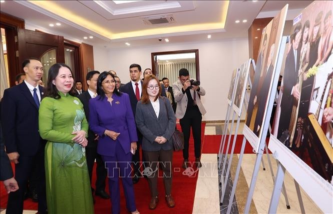 La vicepresidenta vietnamita Vo Thi Anh Xuan y la vicepresidenta ejecutiva de Venezuela, Delcy Rodríguez Gómez, visitaron el área de exposición fotográfica de las relaciones entre los dos países. (Foto:VNA)