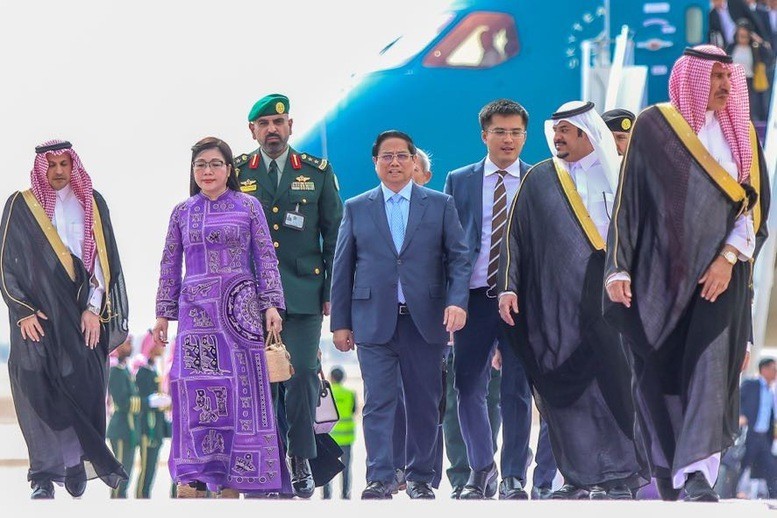 Ceremonia de bienvenida al primer ministro vietnamita, Pham Minh Chinh, y su esposa en el Aeropuerto Internacional Rey Khalid, Riad, Arabia Saudita. (Foto: VGP)