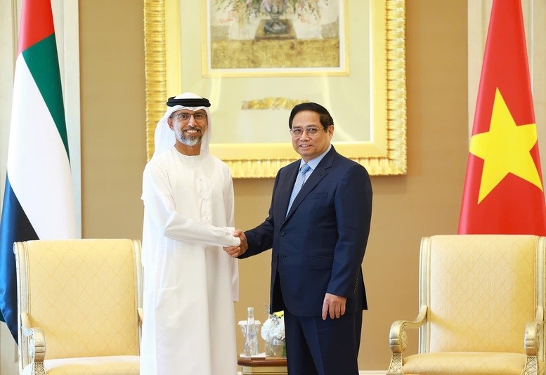 El primer ministro de Vietnam, Pham Minh Chinh, y Sheikh Mansour bin Mohammed bin Buti Al Hamed, director ejecutivo del grupo Mubadala (Foto: VGP)