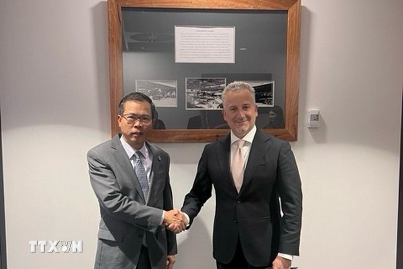 El embajador de Vietnam en Canberra, Pham Hung Tam (izquierda), se reúne con el subsecretario del Departamento de Defensa de Australia Hugh Jeffrey (Foto: VNA)