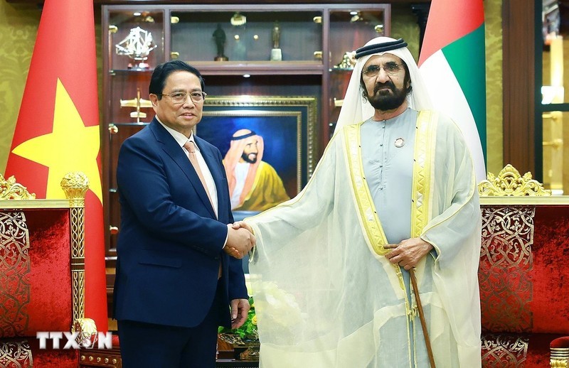 El primer ministro vietnamita, Pham Minh Chinh, sostiene conversaciones con el vicepresidente y premier de los EAU, Sheikh Mohammed bin Rashid Al Maktoum. 