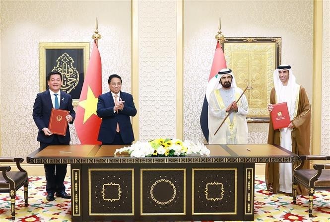 El primer ministro vietnamita Pham Minh Chinh y el vicepresidente y premier de EAU, Sheikh Mohammed bin Rashid Al Maktoum, presencian la firma del CEPA. (Foto: VNA)