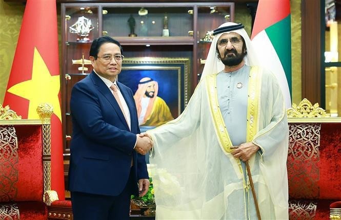 El primer ministro de Vietnam, Pham Minh Chinh (izquierda) se reúne con el vicepresidente y premier de EAU, Sheikh Mohammed bin Rashid Al Maktoum (Foto: VNA)