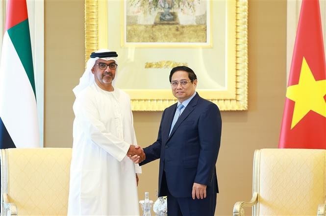 El primer ministro de Vietnam, Pham Minh Chinh y el director de la Autoridad de Inversiones de Abu Dhabi (ADIA) (Foto: VNA)