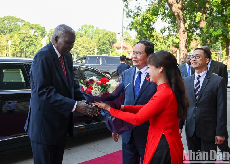 El presidente de la Asamblea Nacional de Vietnam, Tran Thanh Man, recibe a su homólogo cubano, Esteban Lazo Hernández. (Foto: Nhan Dan)