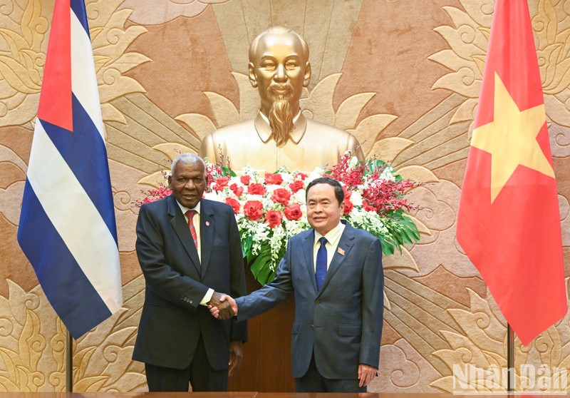 El presidente de la Asamblea Nacional de Vietnam, Tran Thanh Man, sostuvo conversaciones con su homólogo cubano, Esteban Lazo Hernández. (Foto: Nhan Dan)