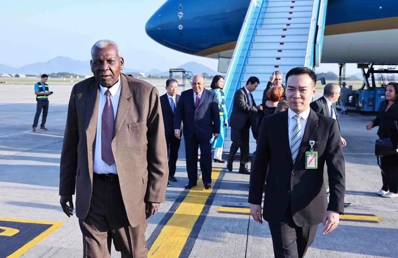 Ceremonia de bienvenida al presidente de la Asamblea Nacional del Poder Popular de Cuba, Esteban Lazo Hernández, en el aeropuerto internacional de Noi Bai (Foto: VNA)