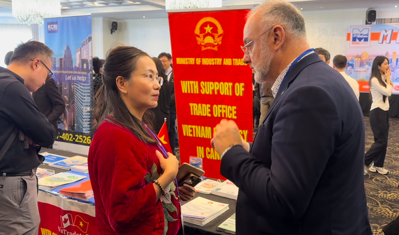 La consejera comercial de la Embajada de Hanoi en Ottawa, Tran Thu Quynh, habla con Aref Salem, concejal de la ciudad de Montreal por el distrito de Saint Laurent. (Foto:VNA)