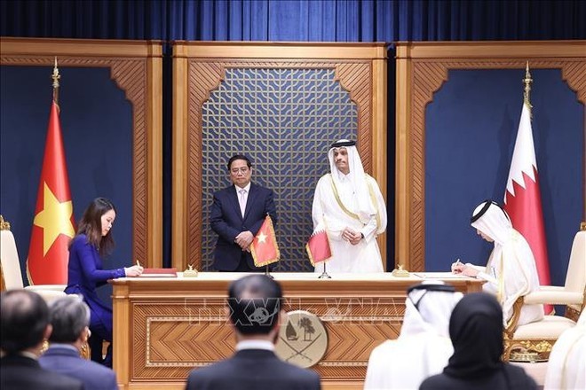 El primer ministro vietnamita, Pham Minh Chinh, y su homólogo qatarí, Jeque Mohammed bin Abdulrahman bin Jasim Al-Thani, presenciaron la ceremonia de firma de un Memorando de Cooperación entre las Academias Diplomáticas de las Cancillerías de los dos países. (Foto:VNA)