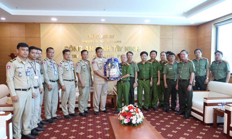 El mayor general Sui Bun Hieng agradece al Departamento de Seguridad Pública de la provincia fronteriza vietnamita de Tay Ninh. (Foto: cand.com.vn)