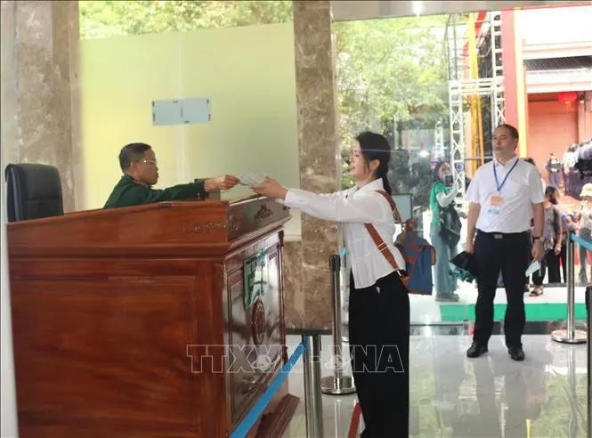 Turistas chinos entran en Vietnam para visitar el área paisajística de las cascadas Ban Gioc (Vietnam) - Duc Thien (China). (Foto: VNA)