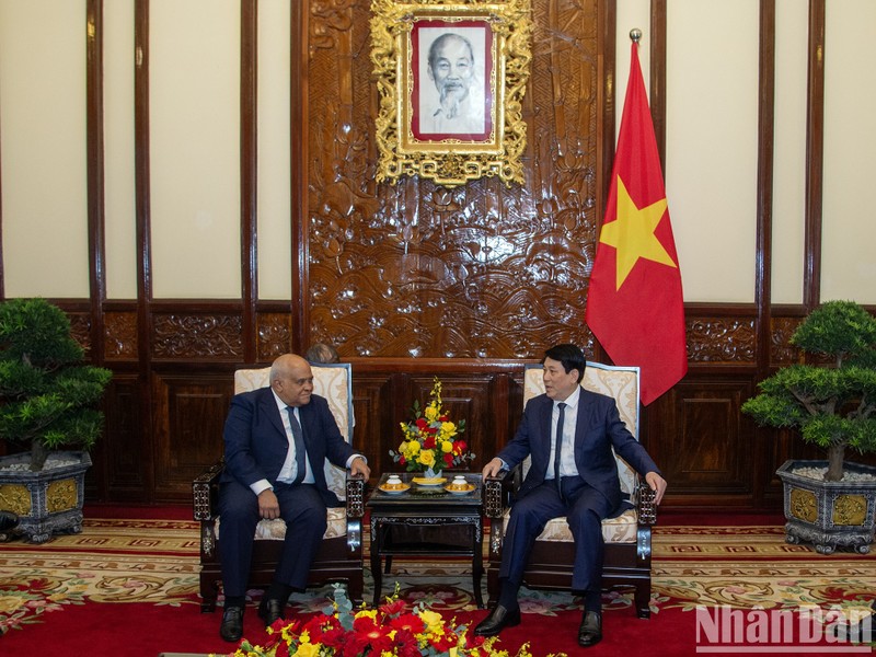 El presidente de Vietnam, Luong Cuong (derecha), recibe al embajador de Cuba, Orlando Nicolás Hernández Guillén. (Foto: Nhan Dan)