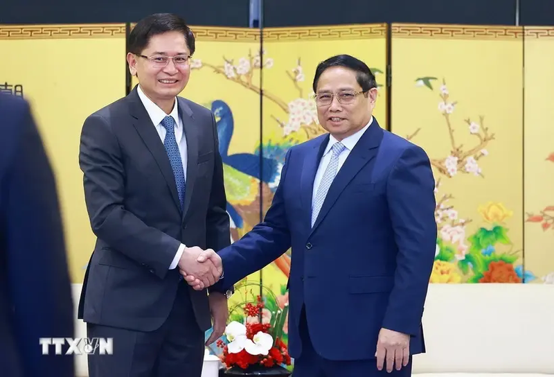 El primer ministro de Vietnam, Pham Minh Chinh, recibió al presidente de la Región Autónoma Zhuang de Guangxi (China), Lan Tianli. (Foto: VNA)