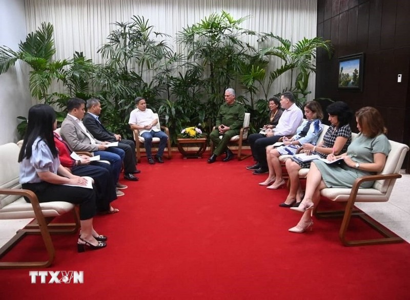 El presidente de Cuba, Miguel Díaz-Canel, y Tran Thanh Tu, titular de la Junta de Fundadores de la empresa vietnamita Thai Binh (Foto: VNA)