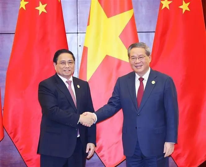 El primer ministro vietnamita, Pham Minh Chinh, sostuvoconversaciones con su homólogo chino, Li Qiang. (Foto: VNA)