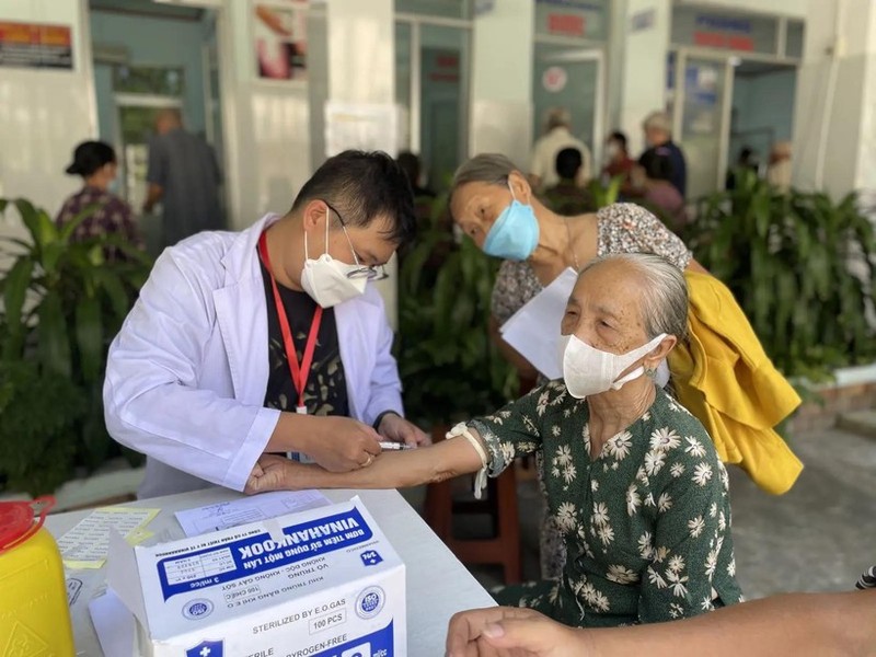 Chequeo de salud para los mayores de edad en Vietnam (Foto: VNA)