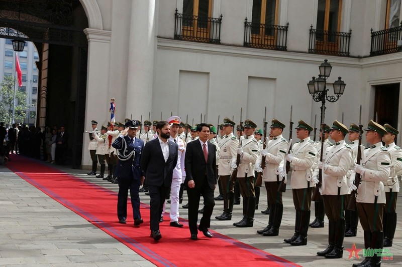 El presidente vietnamita, Luong Cuong (derecha), y su homólogo chileno, Gabriel Boric Font, pasan revista a la guardia de honor en Santiago. (Foto: qdnd.vn)