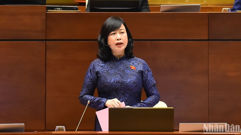 La ministra de Salud de Vietnam, Dao Hong Lan, responde a las preguntas de los diputados (Foto: Nhan Dan)