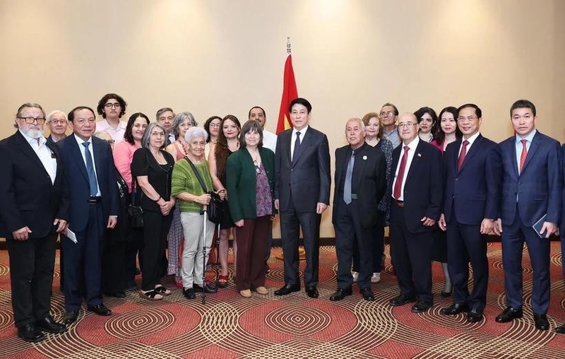 El presidente vietnamita Luong Cuong y los delegados (Foto: VNA)