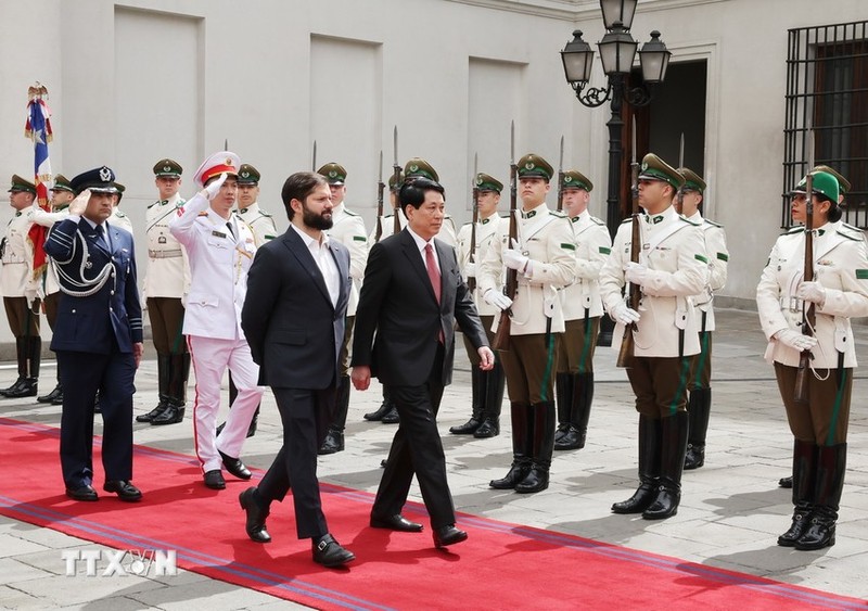 El presidente de Vietnam, Luong Cuong, y el su par chileno, Gabriel Boric, pasan revista a la guardia de honor.