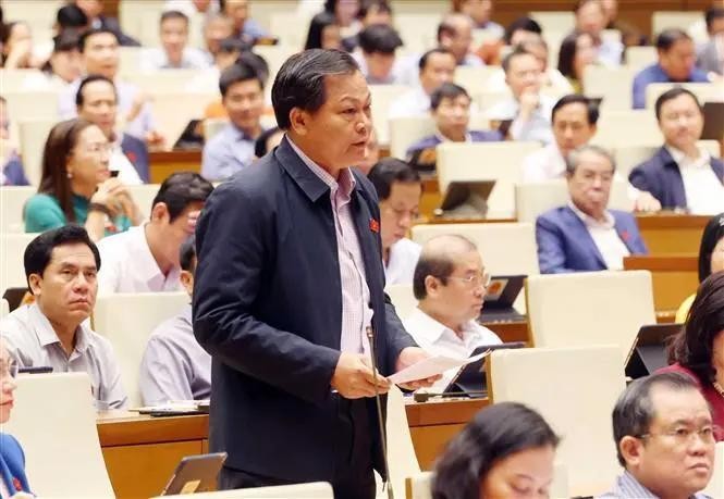 El diputado Luu Van Duc de la provincia de Dak Lak hace preguntas en el octavo período de sesiones de la Asamblea Nacional de la XV legislatura. (Foto: VNA)