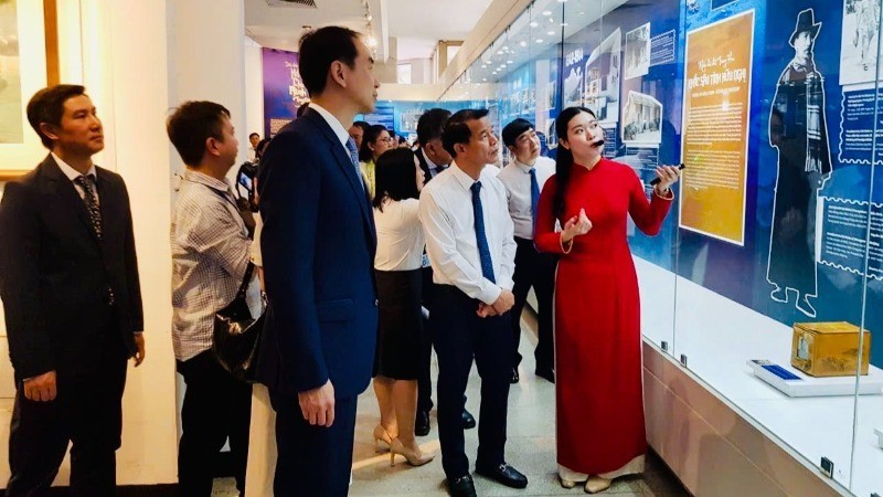 Delegados visitan la exposición.