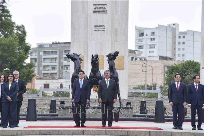 El presidente vietnamita, Luong Cuong, en el Monumento a los Héroes Nacionales y Predecesores de la Independencia de Perú. (Foto: VNA)