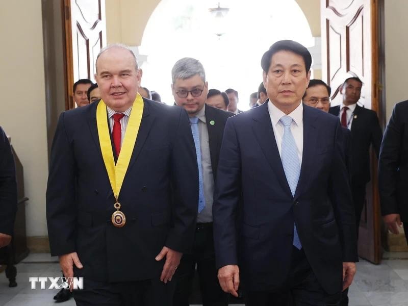 El alcalde de la ciudad de Lima, Rafael López, recibe al presidente vietnamita, Luong Cuong.