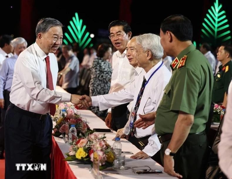 El secretario general del Partido Comunista de Vietnam, To Lam y los delegados.