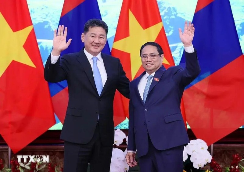 El primer ministro de Vietnam, Pham Minh Chinh, y el presidente de Mongolia, Ukhnaagiin Khurelsukh. (Foto: VNA)