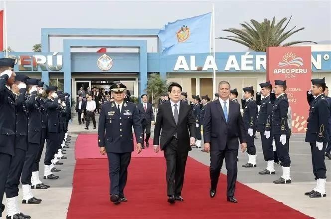 La ceremonia de despedida del presidente Luong Cuong (centro) en el aeropuerto Jorge Chávez de Lima. (Foto: VNA)