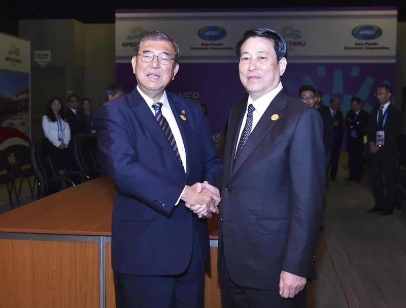 El presidente vietnamita, Luong Cuong (derecha), y el primer ministro japonés, Ishiba Shigeru, en Lima, Perú. (Foto: VNA)