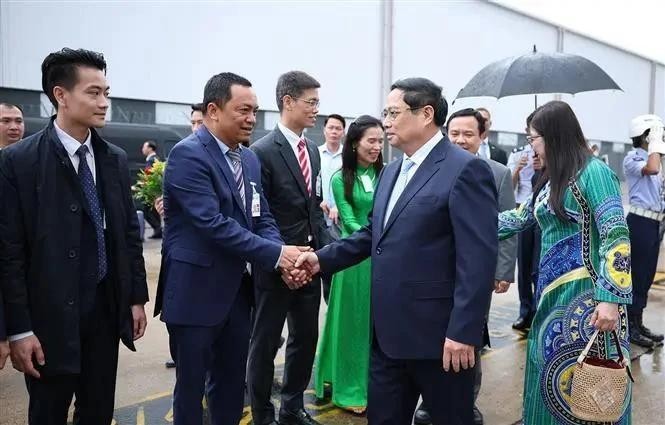 Personal de la Embajada de Vietnam en Brasil recibe al primer ministro Pham Minh Chinh y a su esposa en Río de Janeiro. (Foto: VNA)