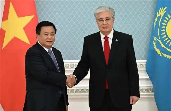 El miembro del Buró Político y presidente del Consejo Teórico Central del Partido Comunista de Vietnam y director de la Academia Nacional de Política Ho Chi Minh, Nguyen Xuan Thang, y el presidente de Kazajstán, Kassym-Jomart Tokayev. (Foto: VNA)