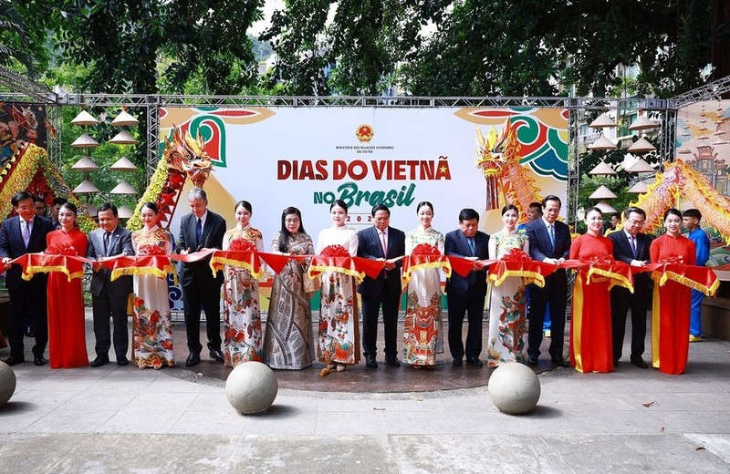 El primer ministro de Vietnam, Pham Minh Chinh, su esposa y delegados cortan la cinta de apertura del evento.